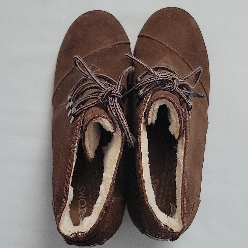 Toms elegant dark